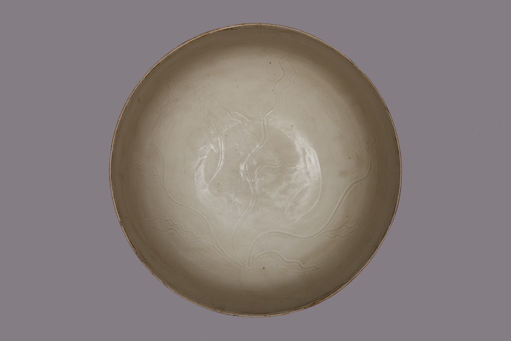 图片[2]-Ding Kiln White Glaze Engraved Flower Inside Sea Water Pisces Outside Lotus Petal Pattern Warm Bowl-China Archive